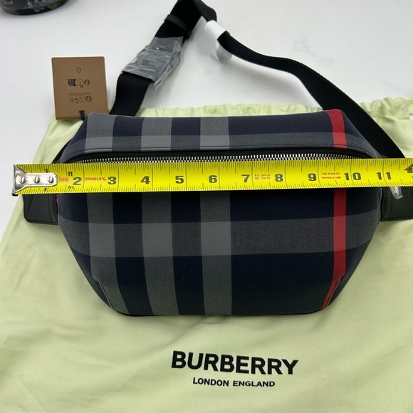 Women's Burberry Sonny  check Belt bag adjustable in navy blue made in Italy - Picture 7 of 9